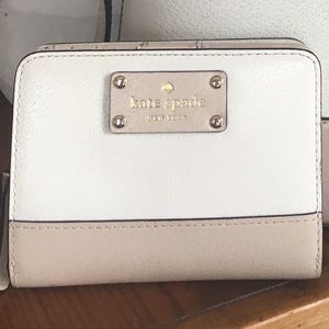 Kate spade two toned wallet! Excellent condition!